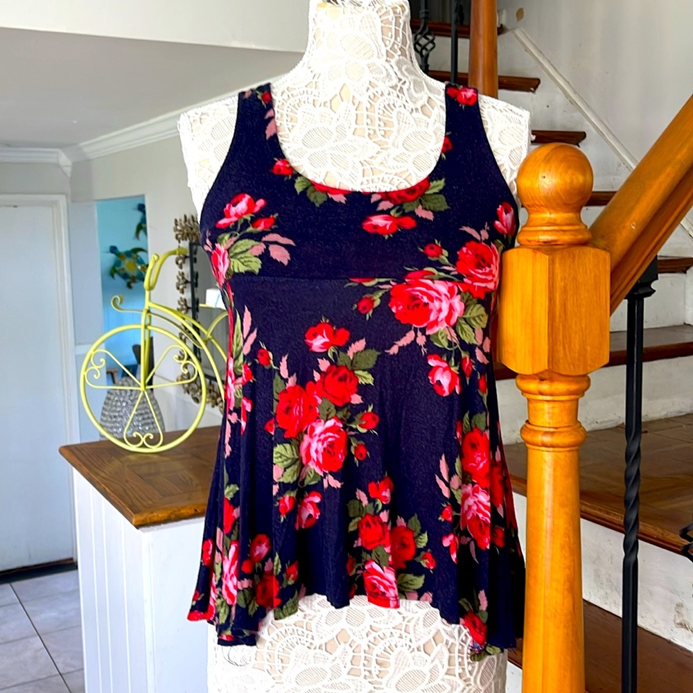 🎈3/$20 Forever 21 red and blue floral swing top